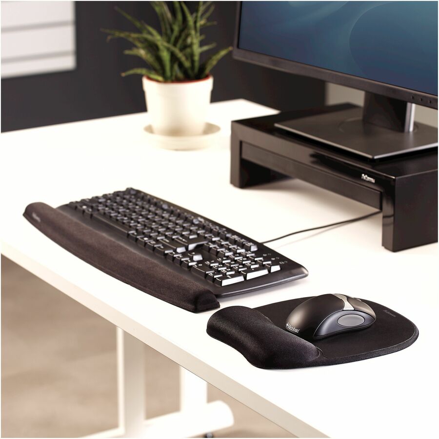 Fellowes. Fellowes&reg; Memory Foam Mouse Pad with Wrist Rest - Black (9176501)